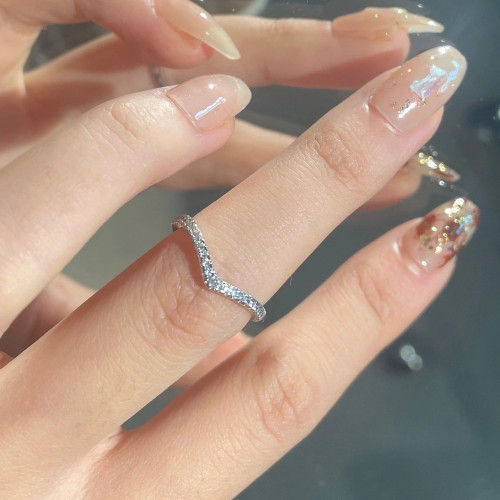 清倉秀氣新款精致莫桑鑽V形排鑽戒指曡戴戒指女ins簡約冷風護戒