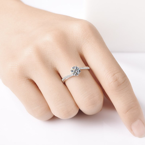 清倉18K白金莫桑石心型六爪戒指時尚雪花扭臂結婚鑽石鑽戒女款潮