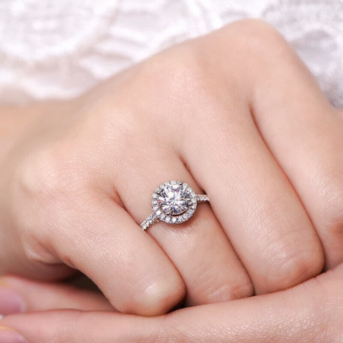 1克拉D色莫桑石圓包四爪戒指女送閨蜜女友求婚結婚鍍白金倣真鑽戒