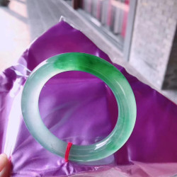 冰種陽綠飄綠玉鐲緬甸翡翠手鐲圓條玉子天然正品圓條少女款玉手鐲