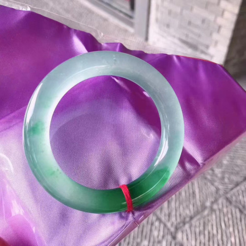 冰種陽綠飄綠玉鐲緬甸翡翠手鐲圓條玉子天然正品圓條少女款玉手鐲
