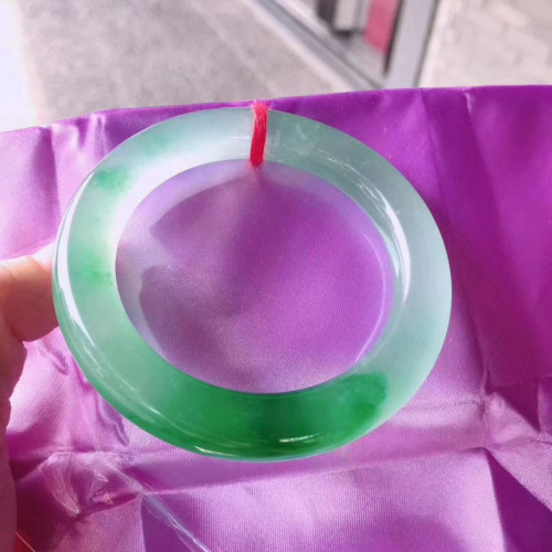 冰種陽綠飄綠玉鐲緬甸翡翠手鐲圓條玉子天然正品圓條少女款玉手鐲