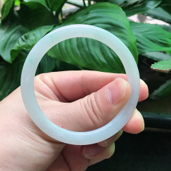 天然翡翠A貨冰種淺綠色細圓條手鐲56mm女生美人鐲手機自然光實拍