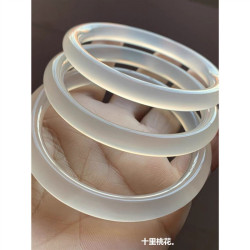 天然瑪瑙淺香檳料荔枝凍馬達加斯加白冰瑪瑙手鐲圓條少女冰種玉髓