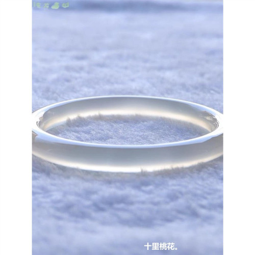 天然瑪瑙淺香檳料荔枝凍馬達加斯加白冰瑪瑙手鐲圓條少女冰種玉髓