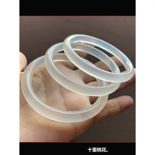 天然瑪瑙淺香檳料荔枝凍馬達加斯加白冰瑪瑙手鐲圓條少女冰種玉髓