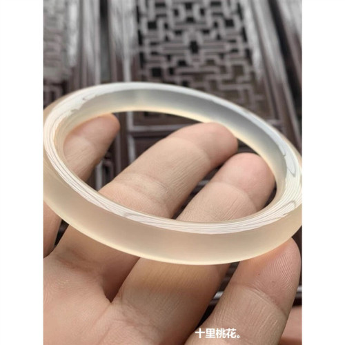 天然瑪瑙淺香檳料荔枝凍馬達加斯加白冰瑪瑙手鐲圓條少女冰種玉髓