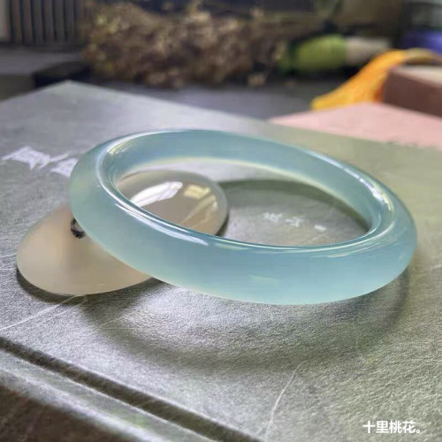 巴西冰種玉髓天青色湖水藍復古圓條手鐲瑪瑙水潤淺藍色淺油青玉鐲