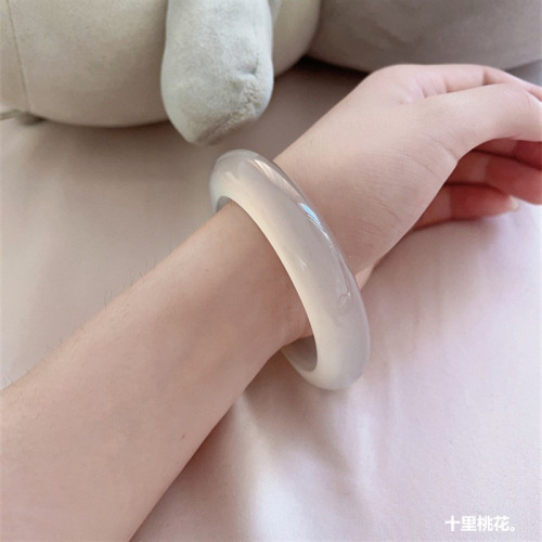 襯膚女白荔枝手鐲凍起熒光冰種瑪瑙香檳色鐲子玉髓馬達加斯加扁條