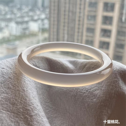 天然瑪瑙手鐲白月光氣質優雅少女款冰種馬料淺香檳色圓條玉髓鐲子