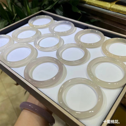 天然瑪瑙手鐲白月光氣質優雅少女款冰種馬料淺香檳色圓條玉髓鐲子