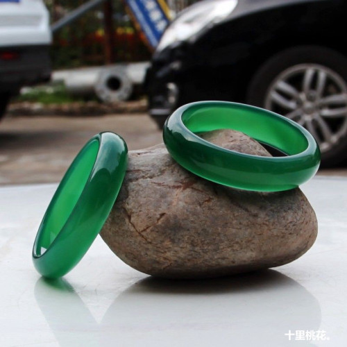 天然綠玉髓瑪瑙手鐲帝王綠女款瑪瑙滿綠色冰種手鐲廠家批髮綠瑪瑙