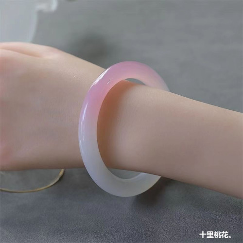 桃之夭夭天然冰種粉色瑪瑙手鐲年輕款鬱金香美人鐲瑪瑙圓條玉髓女