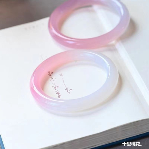 桃之夭夭天然冰種粉色瑪瑙手鐲年輕款鬱金香美人鐲瑪瑙圓條玉髓女