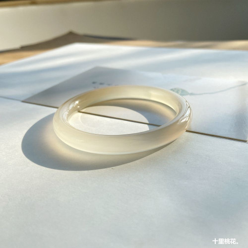馬達加斯加瑪瑙手鐲女款白冰種香檳金色玉髓鐲子荔枝凍圓條白月光