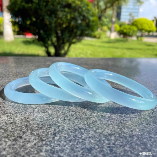 巴西冰種玉髓天青色湖水藍復古圓條手鐲 瑪瑙水潤淺藍色原色玉鐲