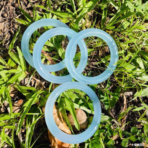 巴西冰種玉髓天青色湖水藍復古圓條手鐲 瑪瑙水潤淺藍色原色玉鐲