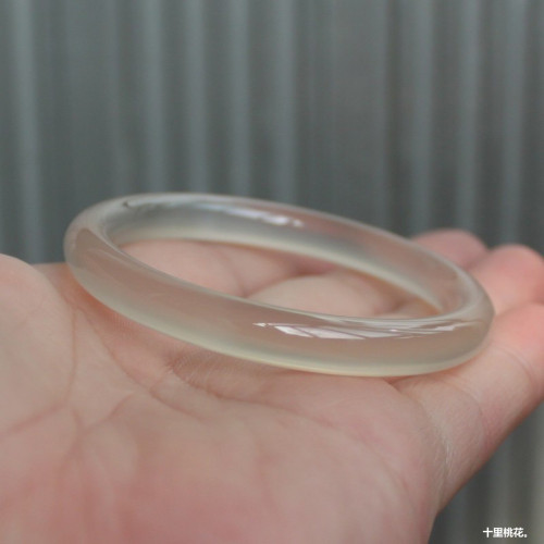 原色無燒馬達加斯加圓條瑪瑙手鐲冰種香檳玉髓鐲子荔枝凍圓條手鐲
