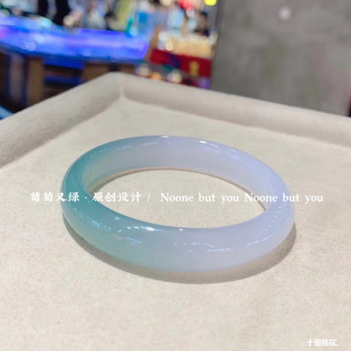 半山半水漸變綠透亮冰種瑪瑙手鐲女款油青扁條玉髓瑪瑙手鐲美人鐲