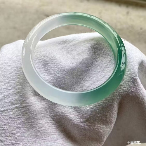 時尚新款遠山黛油青綠玉髓正圈手鐲瑪瑙半山半水玉石鐲子一件代髮