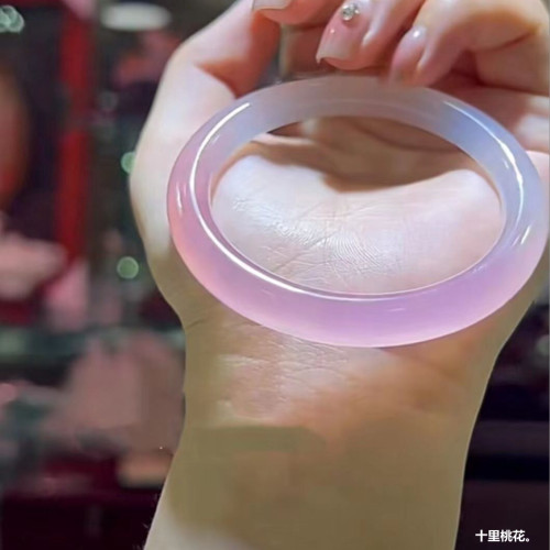 鬱金香淺粉色冰種玉髓瑪瑙手鐲白加粉圓條少女美人鐲漸變玉鐲批髮