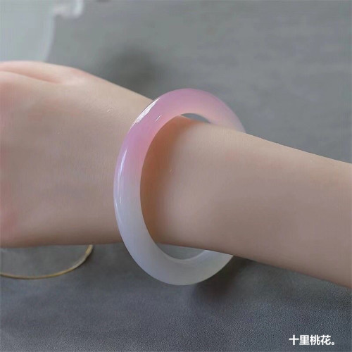 鬱金香淺粉色冰種玉髓瑪瑙手鐲白加粉圓條少女美人鐲漸變玉鐲批髮
