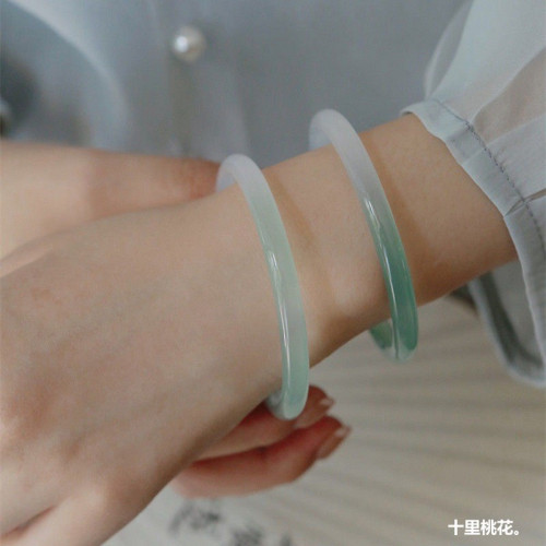天然冰透玉髓瑪瑙手鐲女簡約淺綠半山半水圓條冰種美人鐲一件代髮