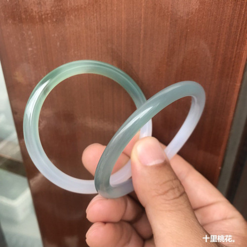 天然冰透玉髓瑪瑙手鐲女簡約淺綠半山半水圓條冰種美人鐲一件代髮