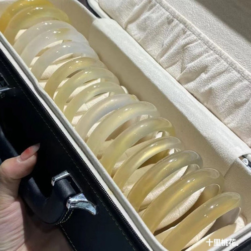 天然高冰白月光荔枝凍瑪瑙手鐲女款香檳色馬達加斯加玉髓冰種首飾