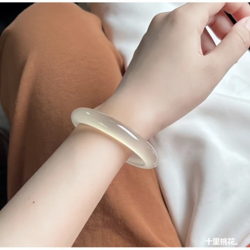 天然瑪瑙手鐲高冰透玉髓鐲子女高冰白月光瑪瑙手鐲女款時尚荔枝凍