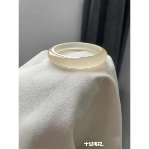 天然馬達加斯加冰種玉髓正圈瑪瑙手鐲女款香檳色荔枝凍冰底白月光