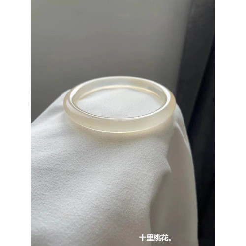 天然馬達加斯加冰種玉髓正圈瑪瑙手鐲女款香檳色荔枝凍冰底白月光