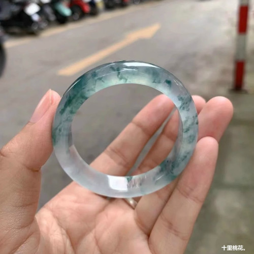 天然緬甸翡翠飄花手鐲正品天山翠女水潤玻璃種貴妃手鐲高冰種玉鐲