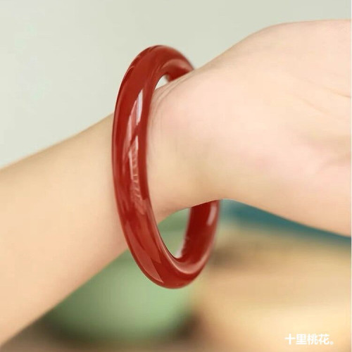 天然紅色瑪瑙手鐲女新款復古設計細扁圓條玉髓鐲子本命年生日禮物