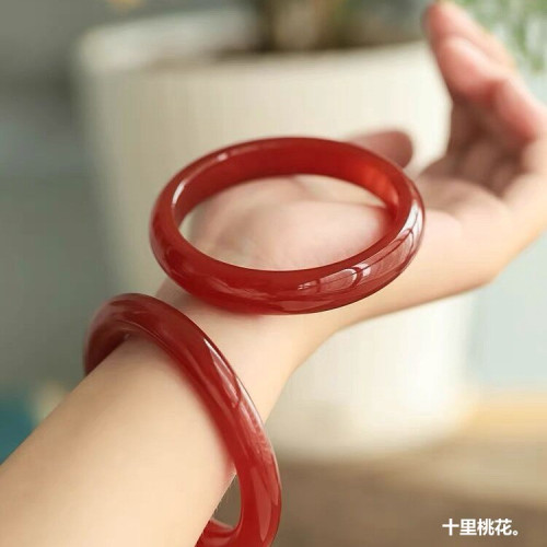 天然紅色瑪瑙手鐲女新款復古設計細扁圓條玉髓鐲子本命年生日禮物