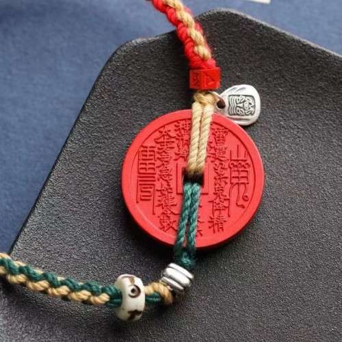 天然原鑛硃砂精品紅砂「山鬼花錢平安釦」手繩     精工 精品原創