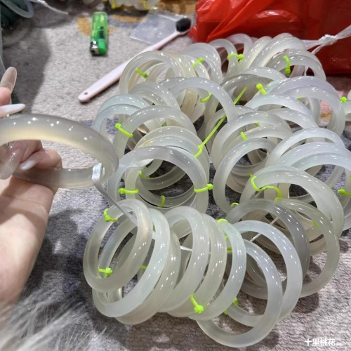 送女友天然冰種高透顯白百搭馬料香檳金瑪瑙玉髓高冰手鐲正圈女款