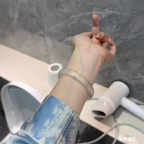 天然高冰瑪瑙手鐲女冰透玉髓鐲子冰種白月光翡翠玉鐲女款情人節禮