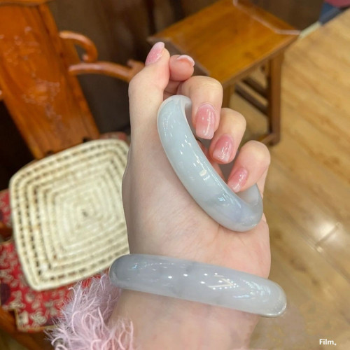 天然緬甸翡翠手鐲女白月光糯冰種鐲子翡翠淺綠色高顔值送女友批髮