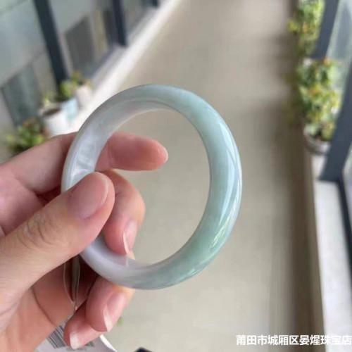 冰糯種飄綠鐲子單色女款天然緬甸貴妃晴水潤寬條淺綠翡翠玉手鐲子