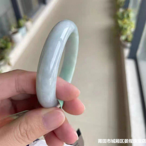 冰糯種飄綠鐲子單色女款天然緬甸貴妃晴水潤寬條淺綠翡翠玉手鐲子