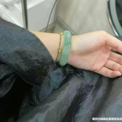 緬甸老坑天然翡翠手鐲夏日清新翠綠款熱賣翡翠玉手鐲子少女款時尚